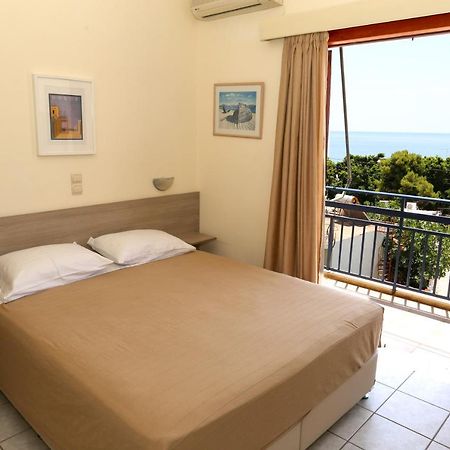Hotel Karyatides Agia Marina  Eksteriør billede