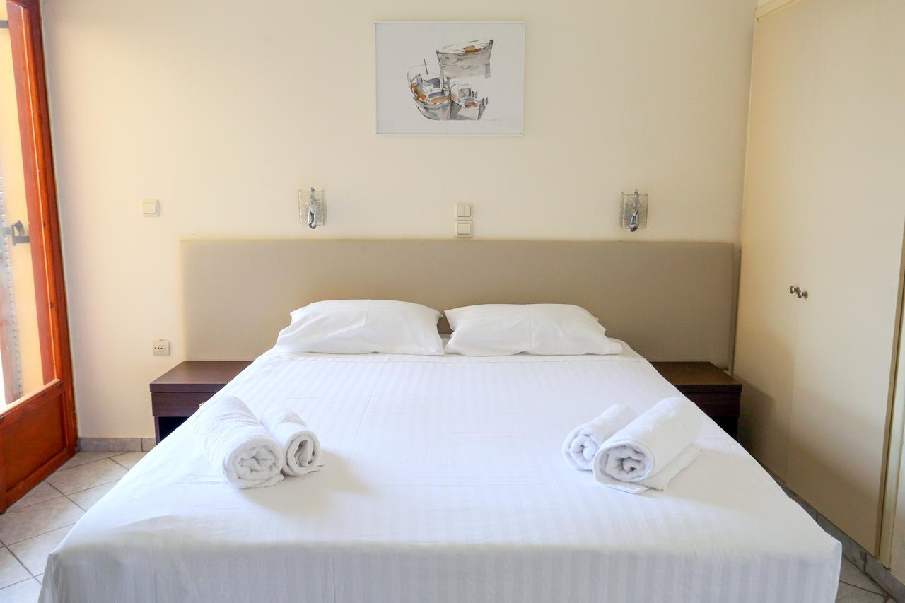 Hotel Karyatides Agia Marina  Eksteriør billede