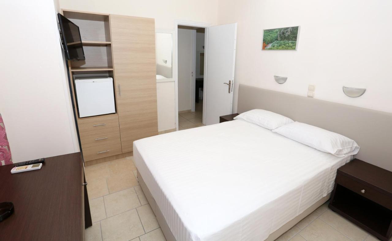 Hotel Karyatides Agia Marina  Eksteriør billede