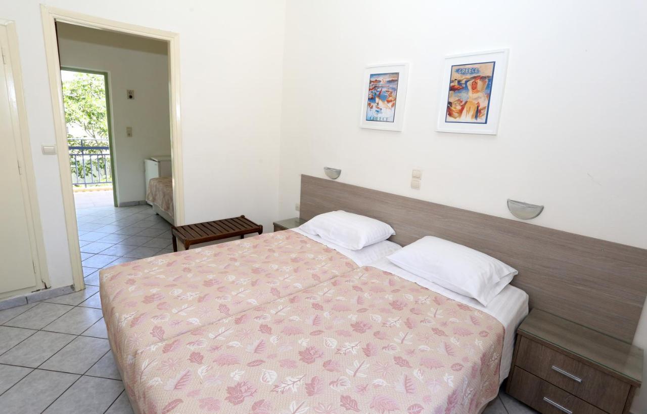 Hotel Karyatides Agia Marina  Eksteriør billede