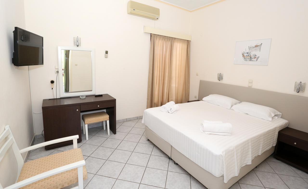 Hotel Karyatides Agia Marina  Eksteriør billede