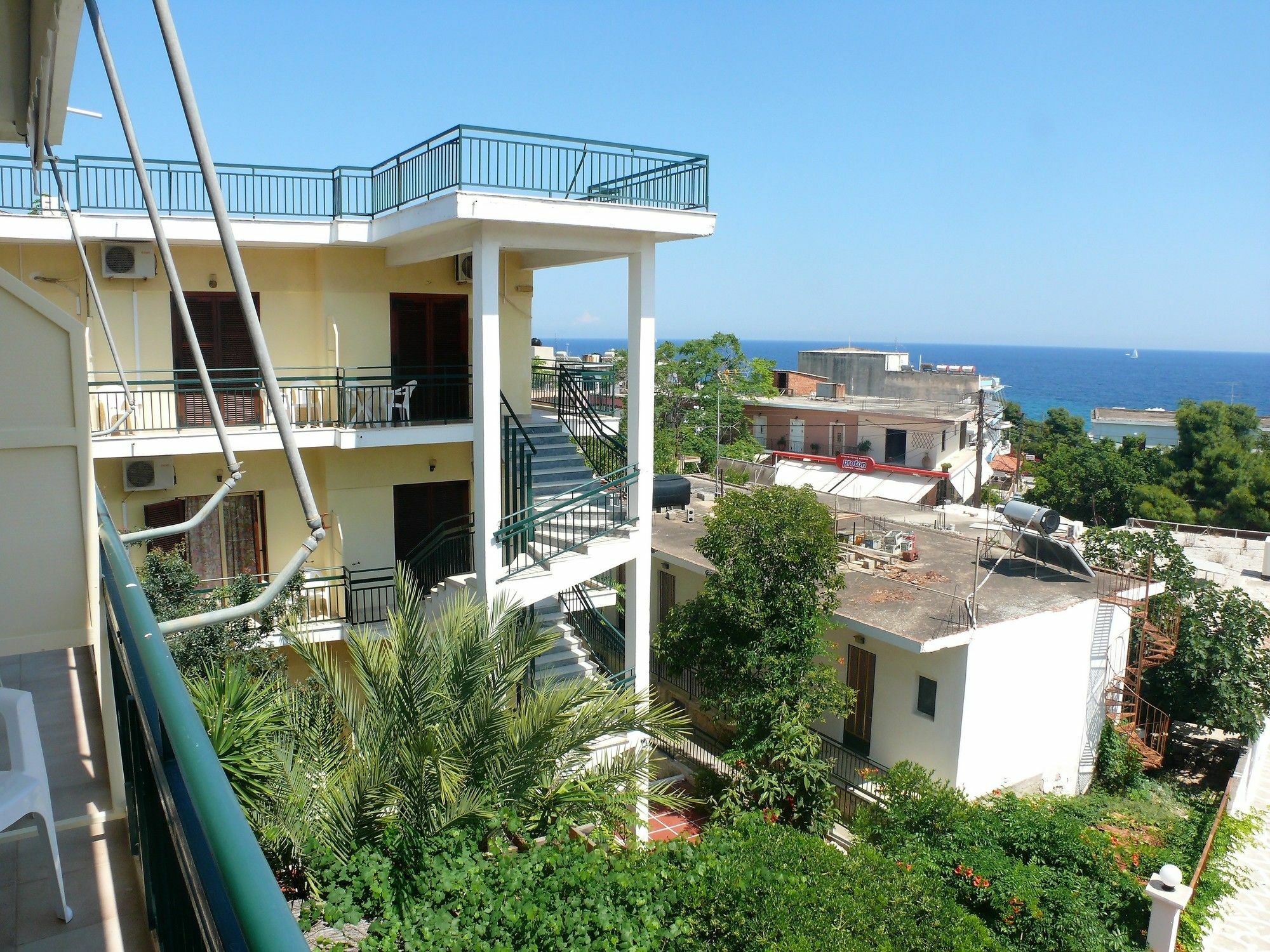 Hotel Karyatides Agia Marina  Eksteriør billede