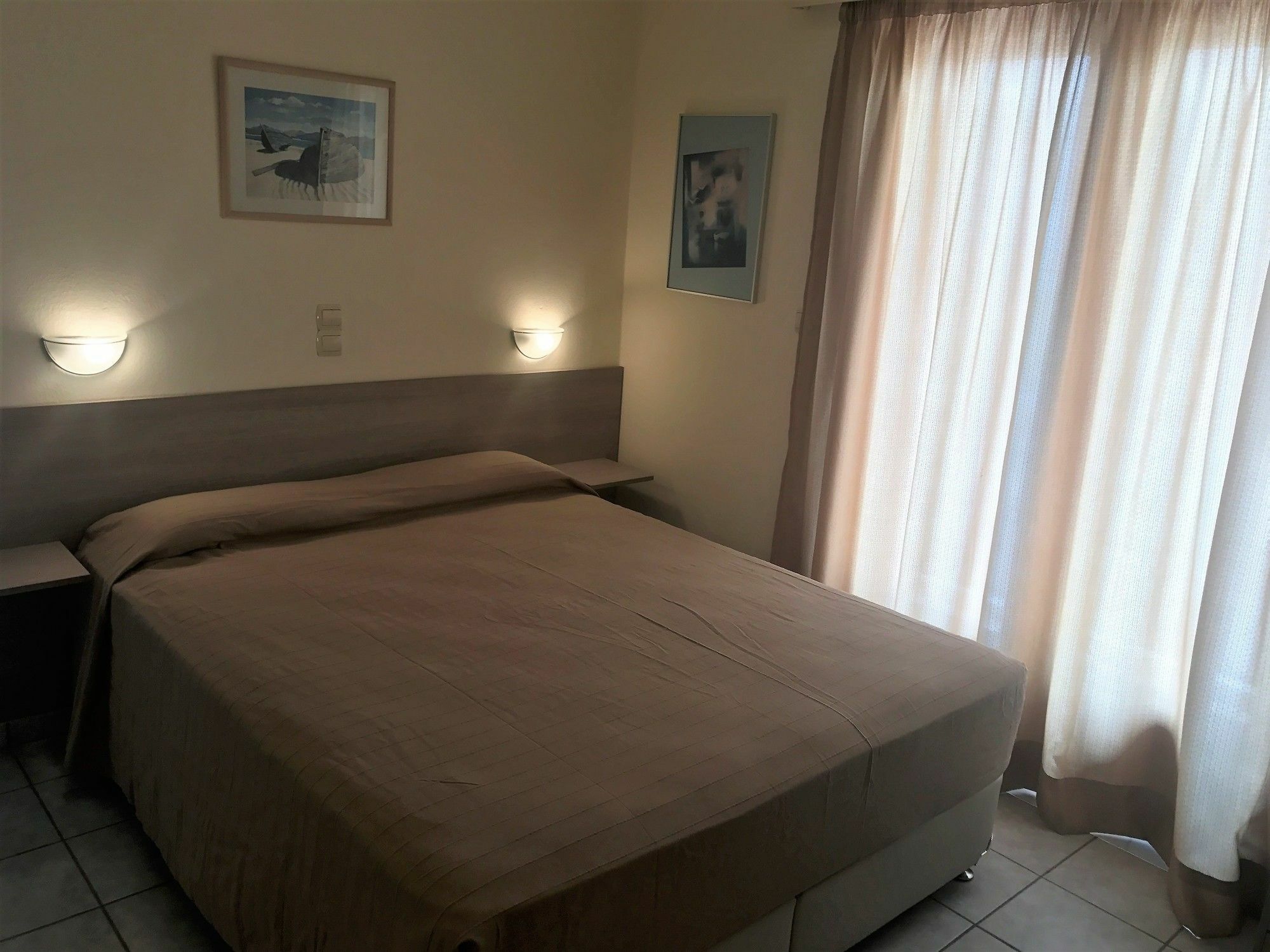 Hotel Karyatides Agia Marina  Eksteriør billede