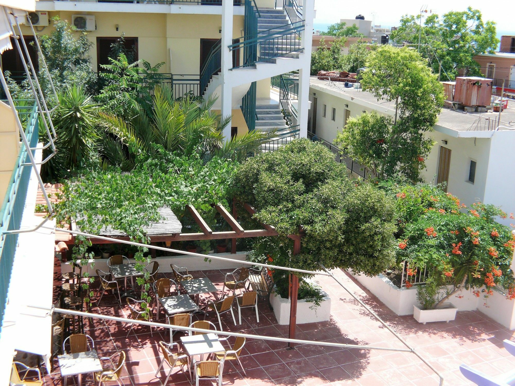 Hotel Karyatides Agia Marina  Eksteriør billede